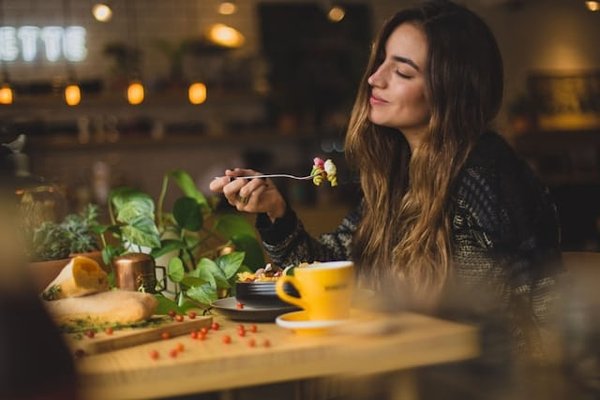 Prévenir les intoxications alimentaires en voyage : Conseils et astuces essentiels