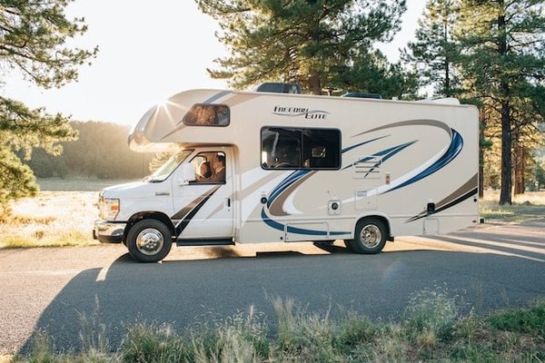 Guide ultime pour découvrir la Camargue en camping-car : itinéraires, astuces et aires de stationnement