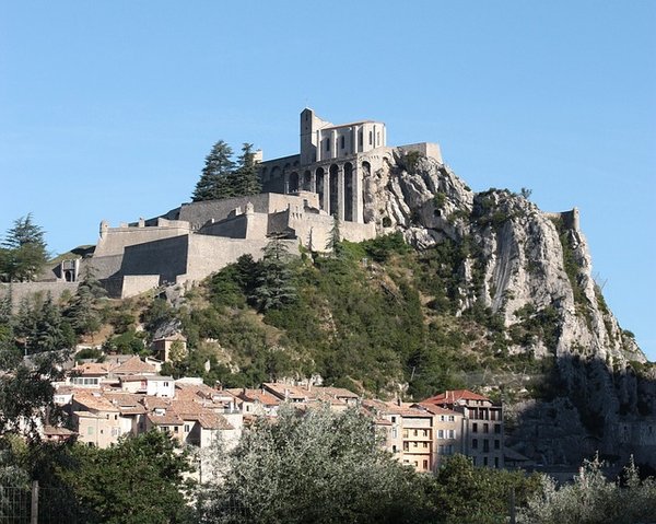 Guide complet pour camper à Sisteron, France : Emplacements, astuces et activités à ne pas manquer