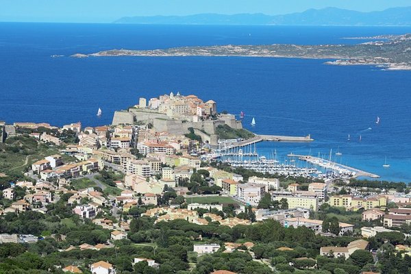Découvrez les Meilleures Aires de Camping-Car à Calvi pour un Séjour Inoubliable