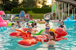 La joie de la piscine en famille
