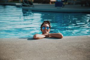 La joie d'une piscine en bord de mer 