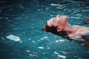 La détente dans la  piscine
